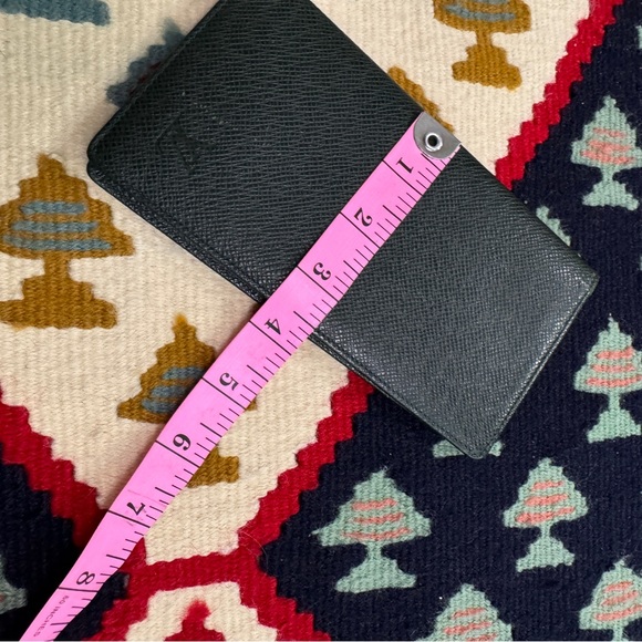 LOUIS VUITTON
Taiga Porte-Chequier Cartes Credit
Wallet - Picture 10 of 12